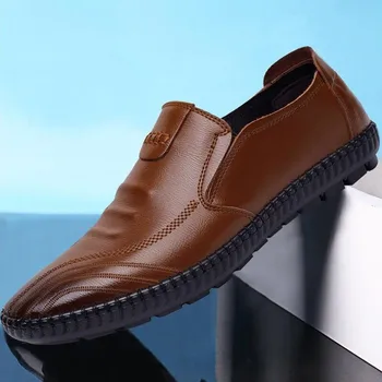 2020 Нов мъжки ежедневни обувки на равна подметка, вечерни модела обувки, Нескользящие Слипоны Черен на Цвят, Мъжки Дишаща мъжки обувки от изкуствена кожа, обувки-лодка